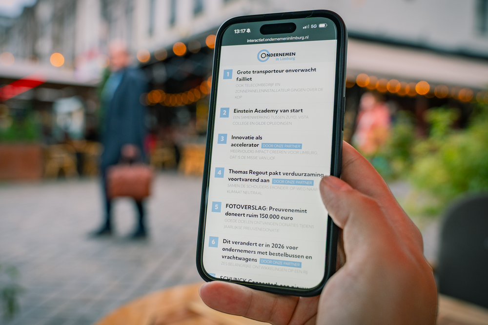 Mobiele telefoon met de nieuwsbrief van Ondernemen in Limburg