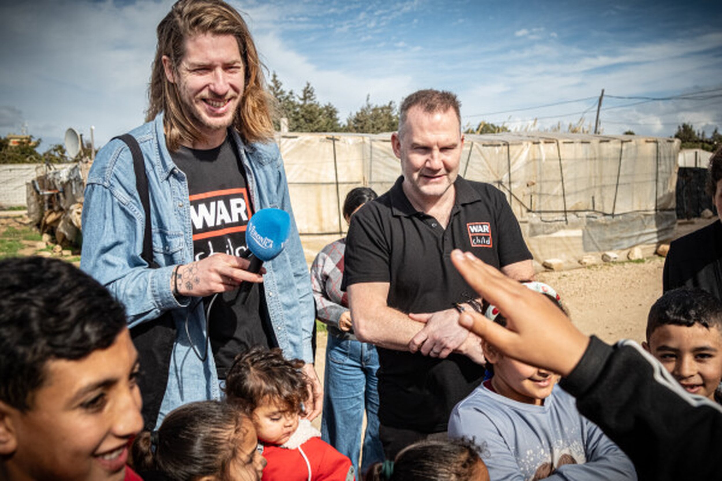 Frank van der Lende en Ernst Suur bij een van de War Child projecten. Credits: Lars Goosselink