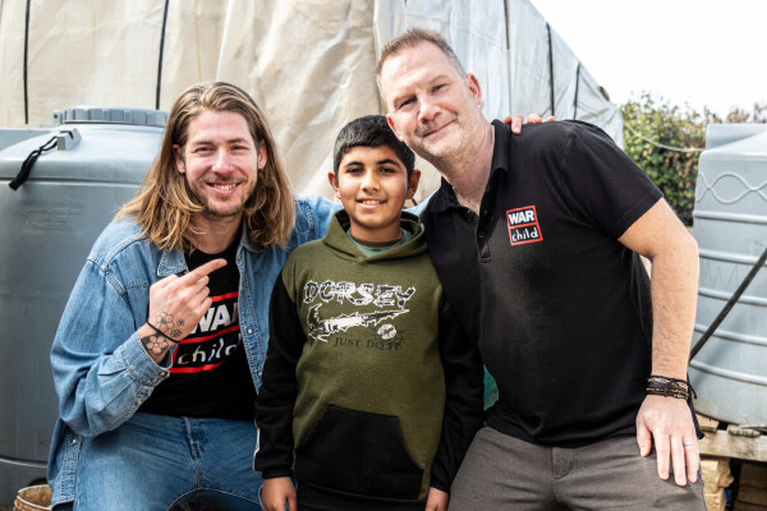Frank van der Lende en Ernst Suur bij een van de War Child projecten. Credits: Lars Goosselink
