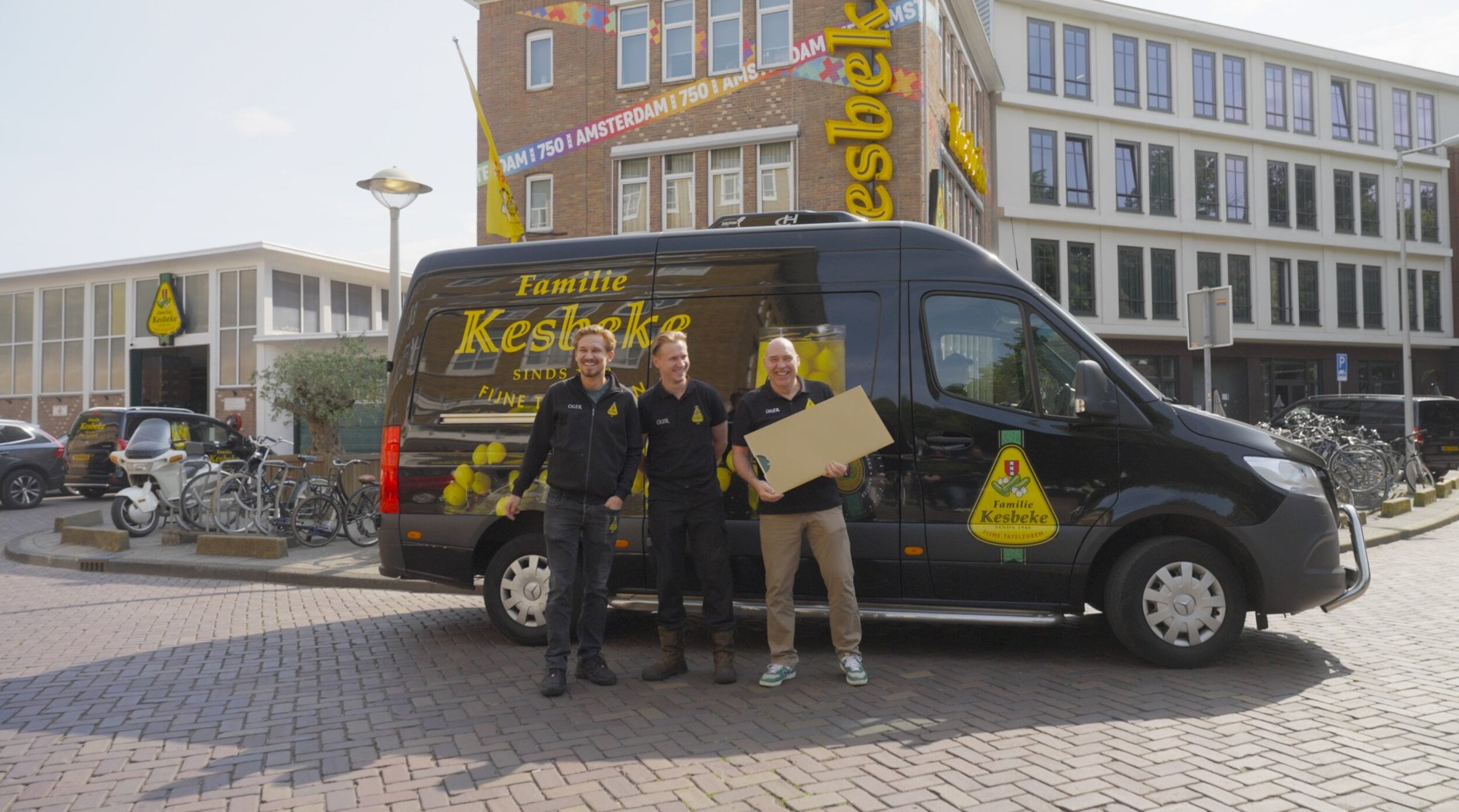 Kesbeke surprises “Amsterdamers” throughout the Netherlands with festive sourness