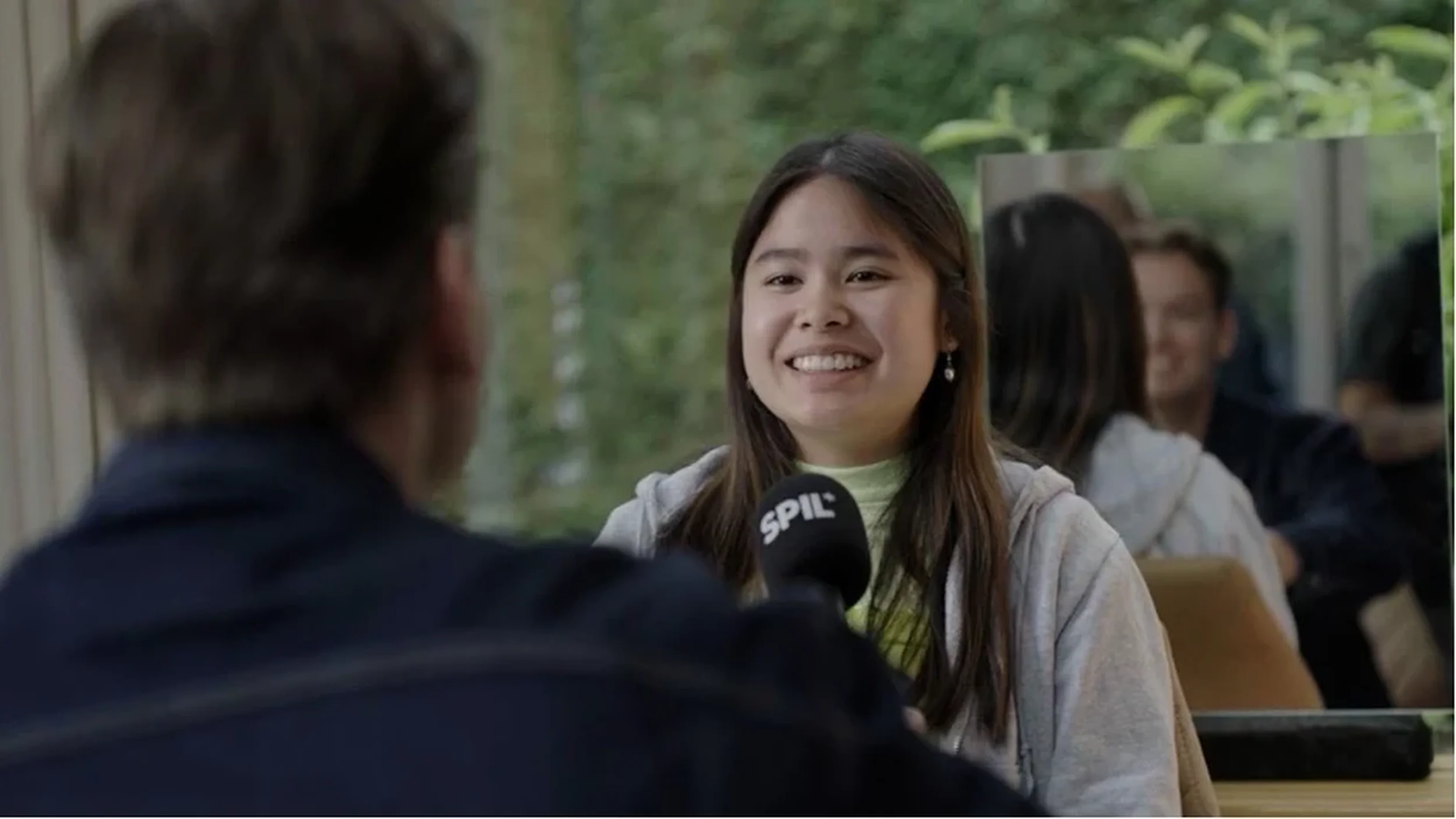 De journalisten van SPIL zijn ook de presentatoren en reporters. 