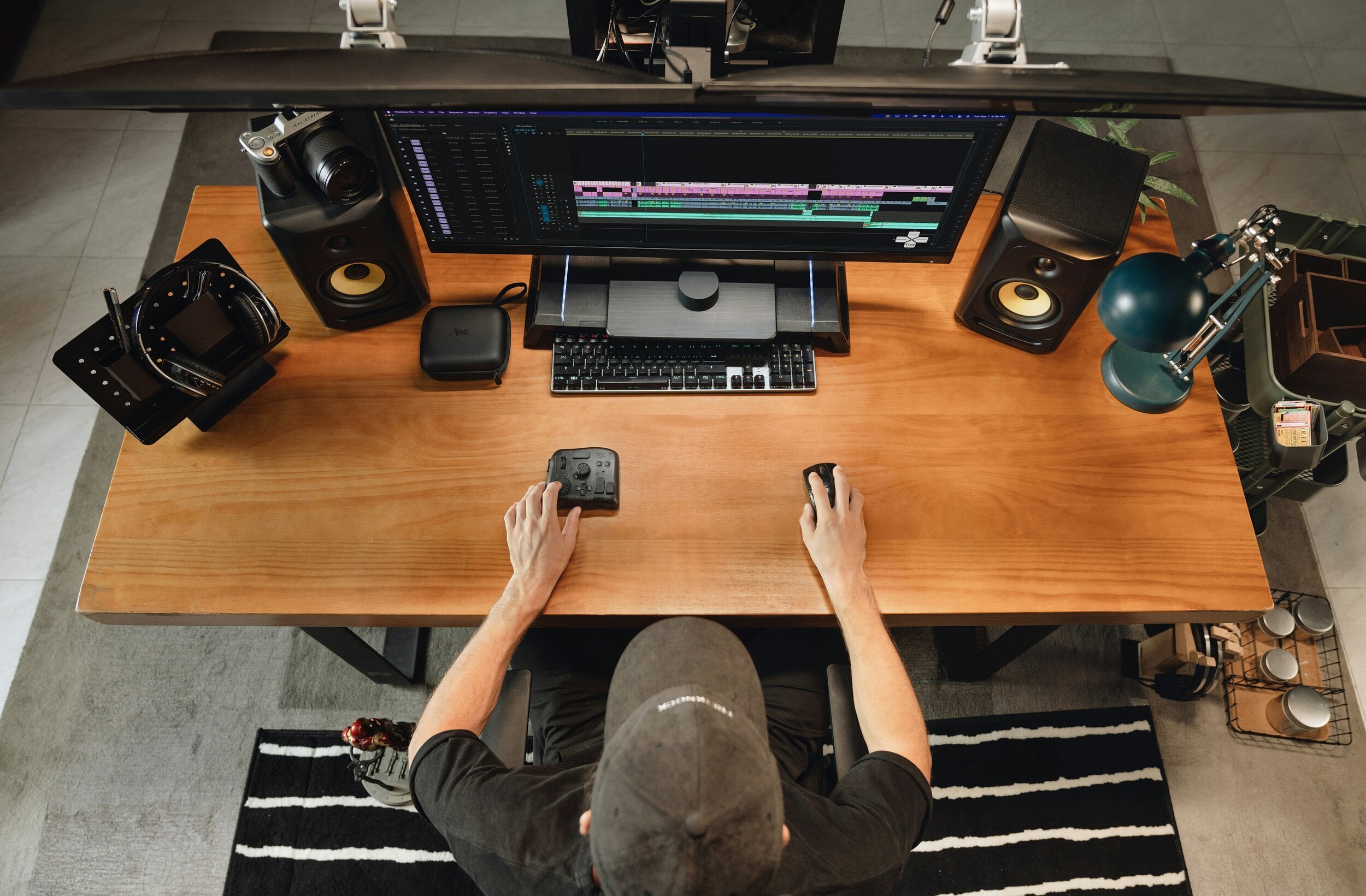 man achter computer
