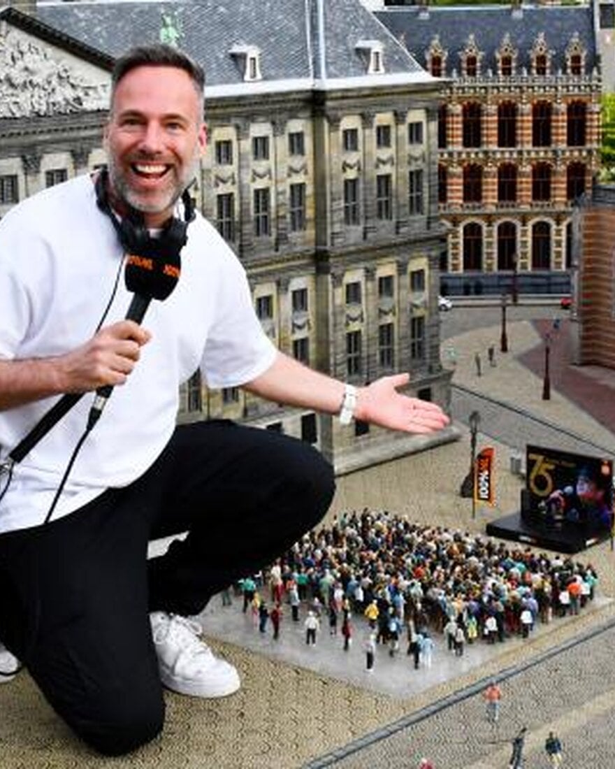 Radiostation 100% NL plaatst beeldje van André Hazes in Madurodam voor 75ste verjaardag