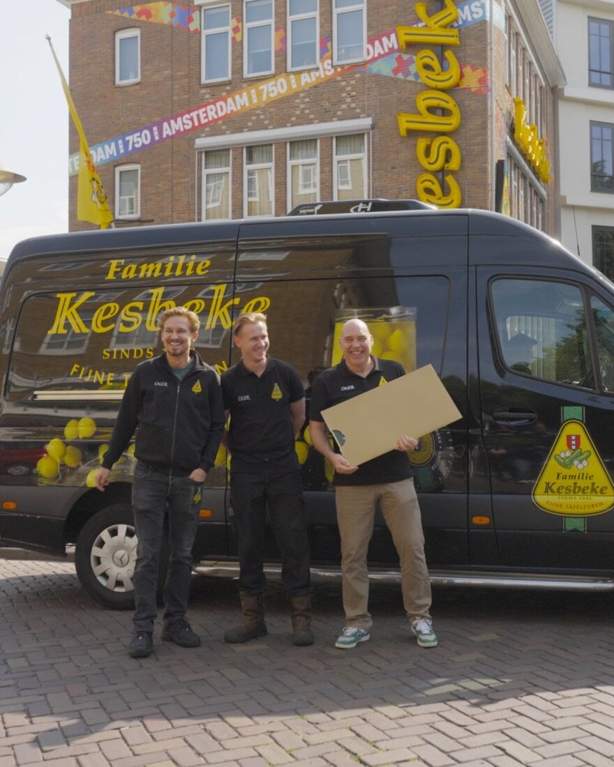 Kesbeke verrast ‘Amsterdammers’ door heel Nederland met feestelijk zuur
