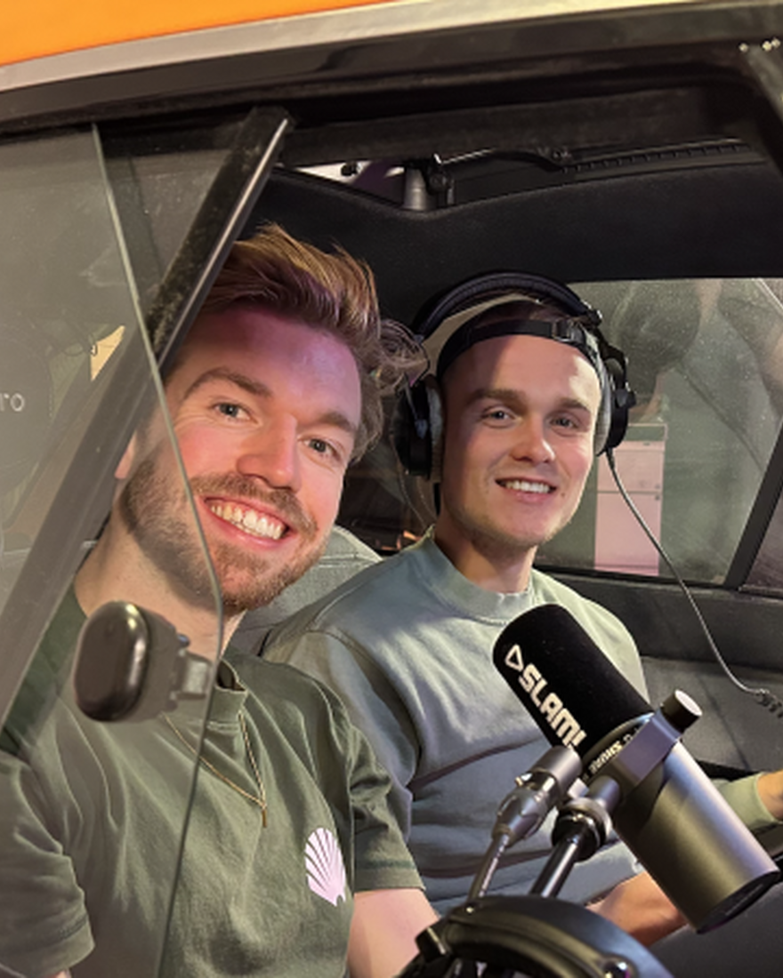 SLAM!-dj’s maken ochtendshow live vanuit kleine auto en lanceren nieuw radiospel