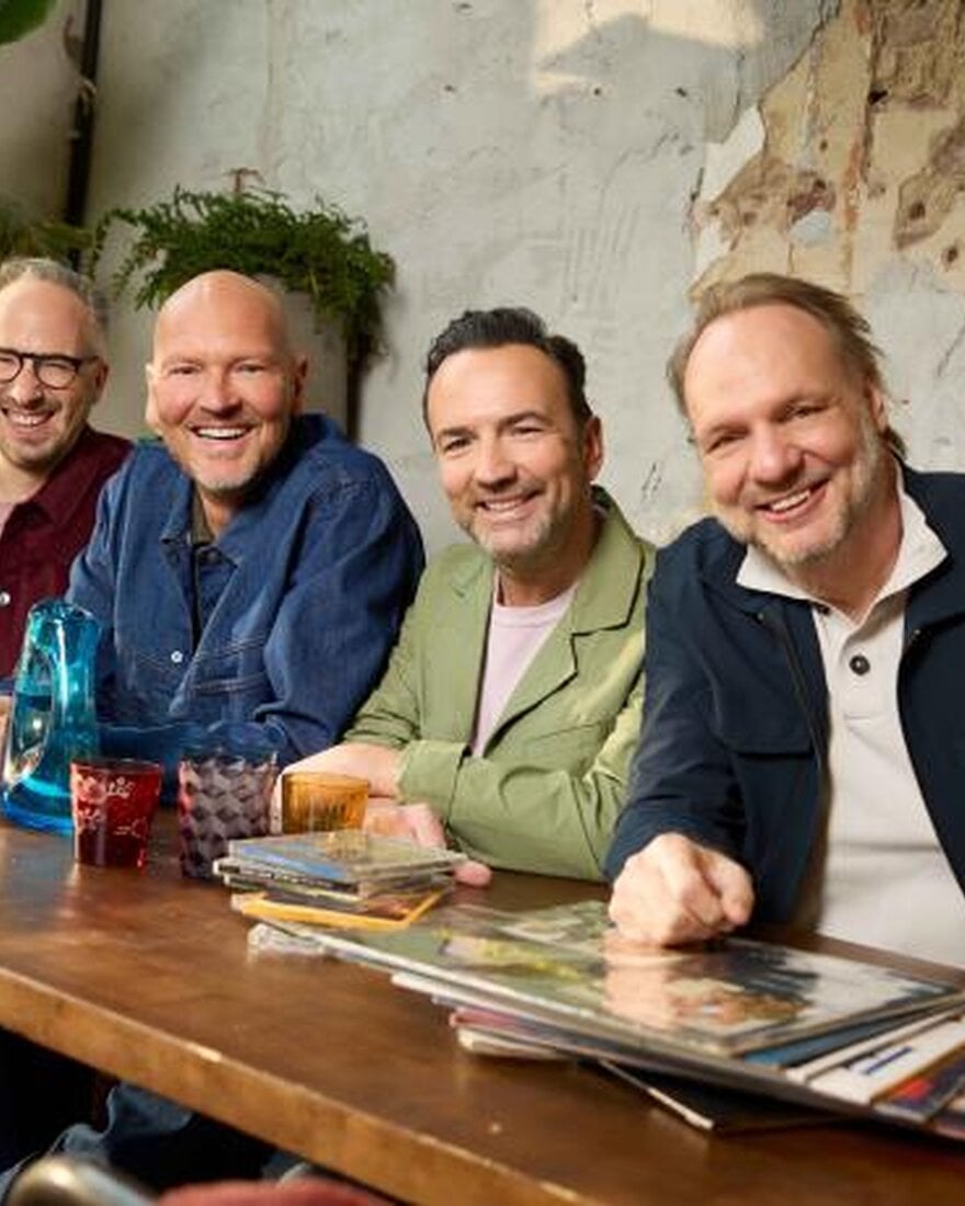 Radio Veronica-dj’s gaan een weekend weg met tien vriendengroepen
